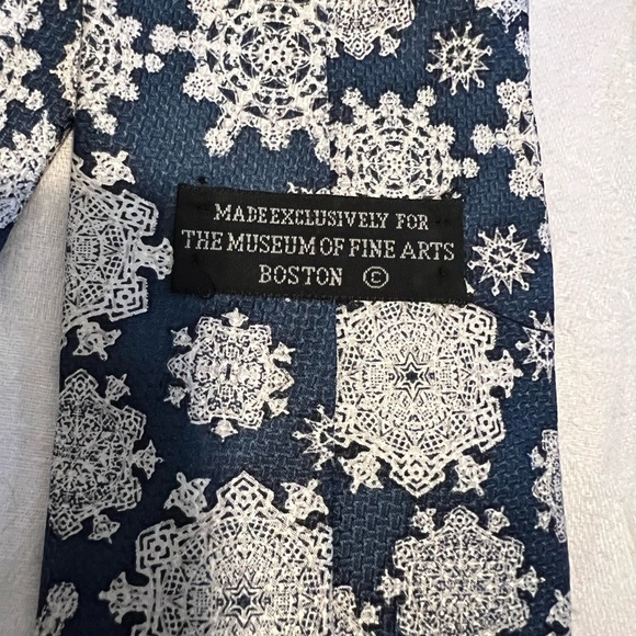 The Museum of Fine Arts, Boston tie in snowflakes. Teal and white. - Picture 4 of 4